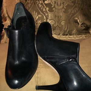 COLE HANN NIKEAIR BLACK LEATHER ANKLE BOOTIES
